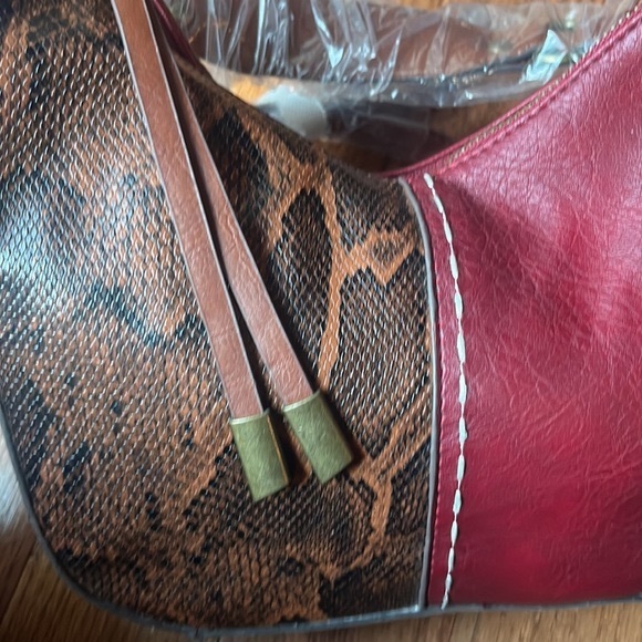NWT red/snake print shoulder/ crossbody bag - Picture 10 of 10